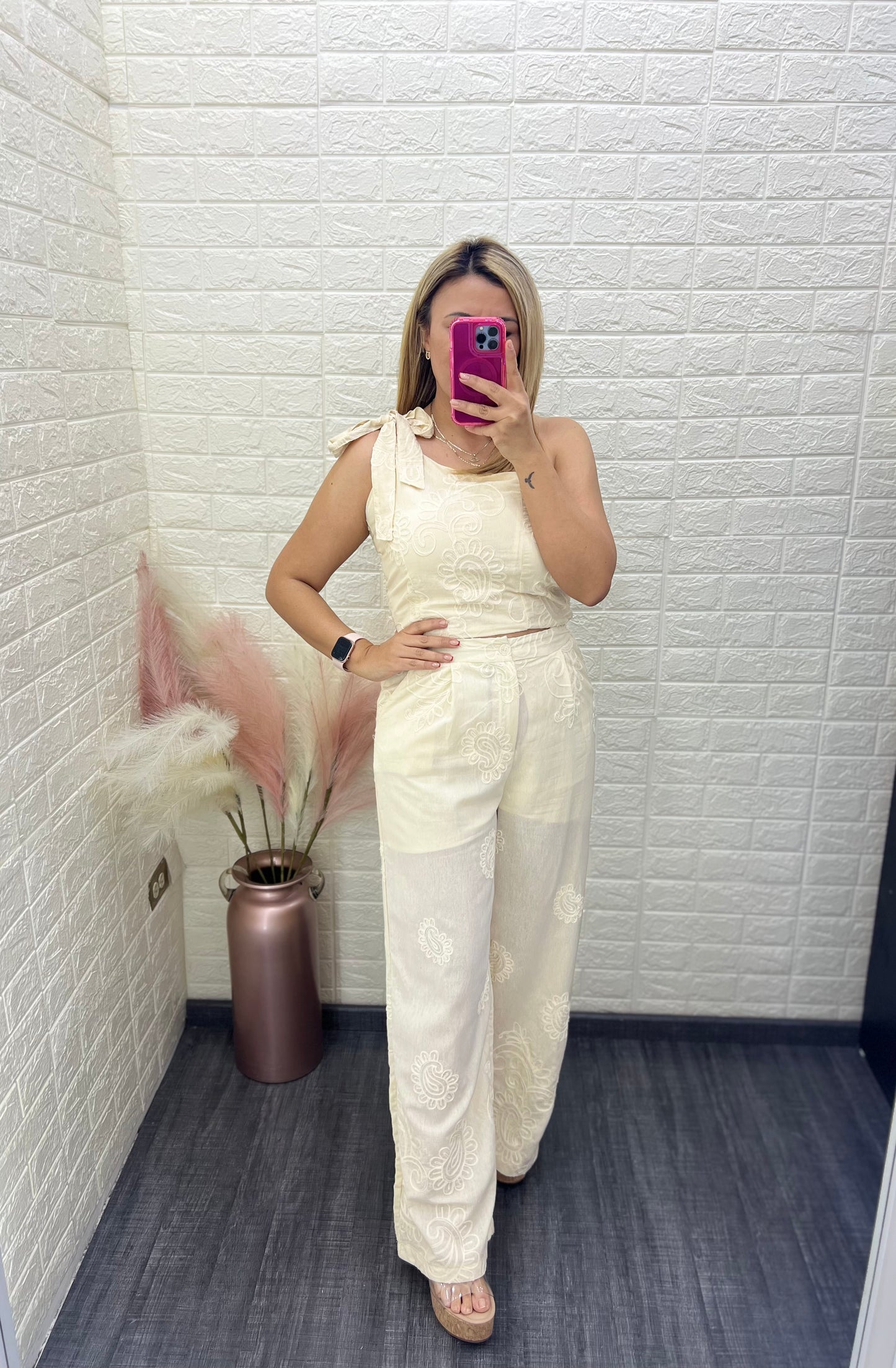 Conjunto de Blusa a Un Tirante y Pantalón Casual de Manta con Bordados