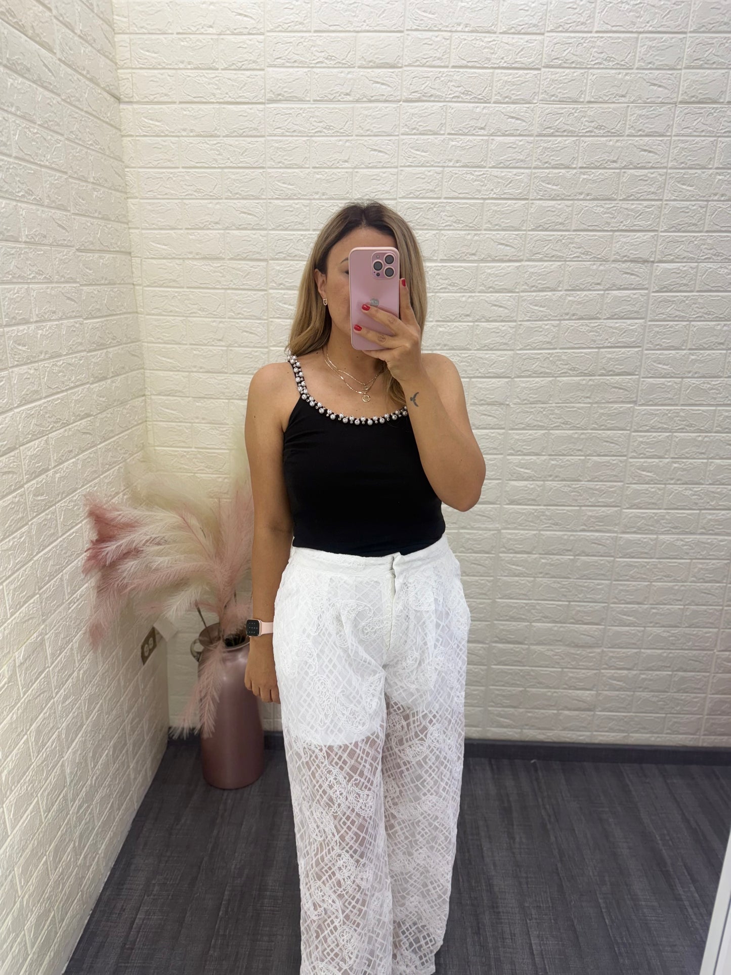 Blusa Negra de Tirantes con Aplicaciones de Perlas