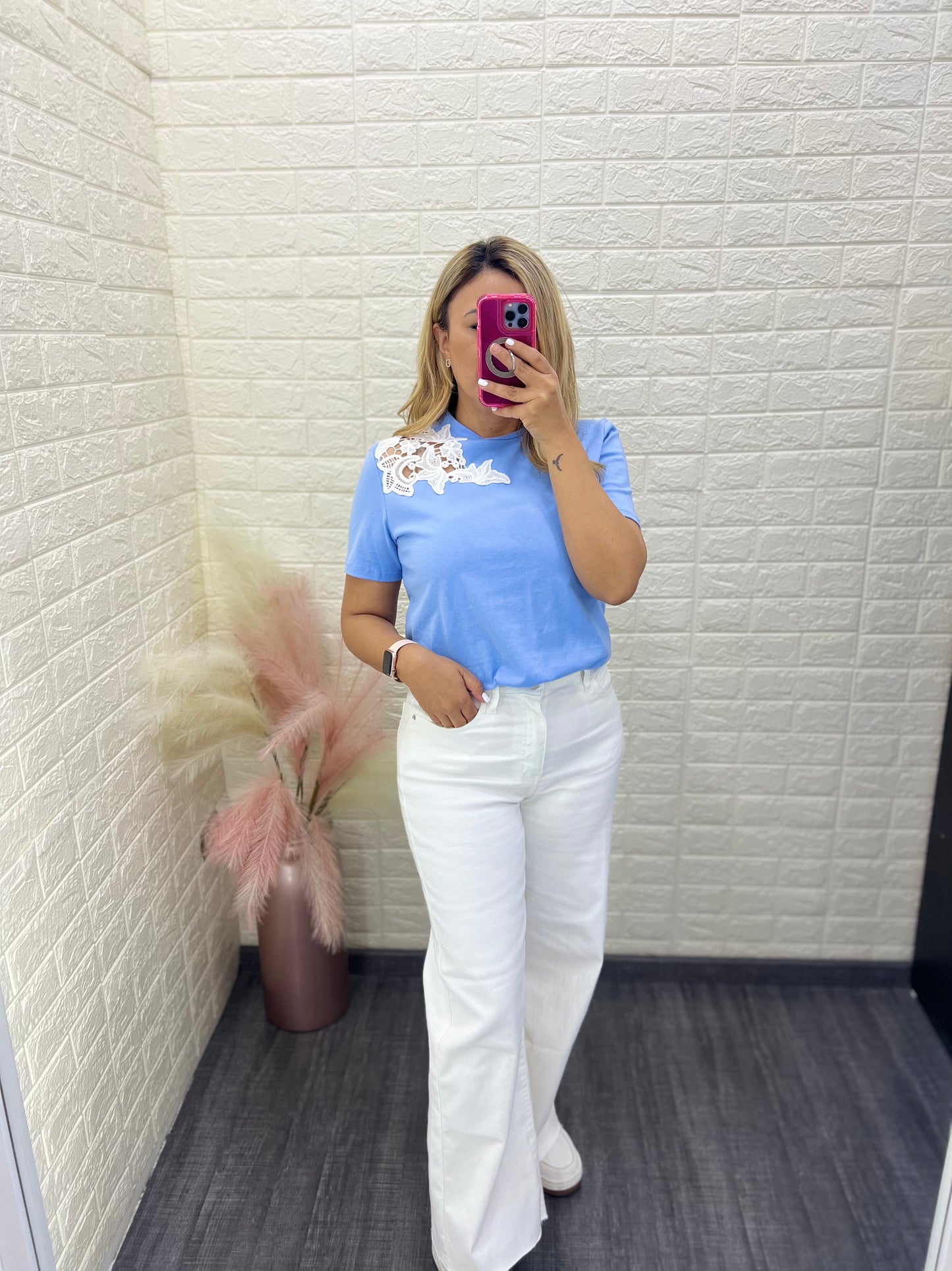 Blusa de Manga Corta con Aplicación de Bordados en Blanco