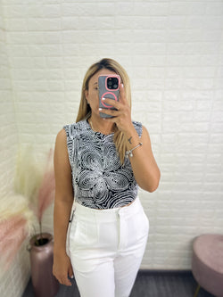 Blusa Negra De Resaque con Tejidos en Blanco