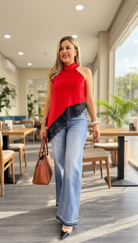 Blusa Satinada Roja Corte Asimétrico con Encaje