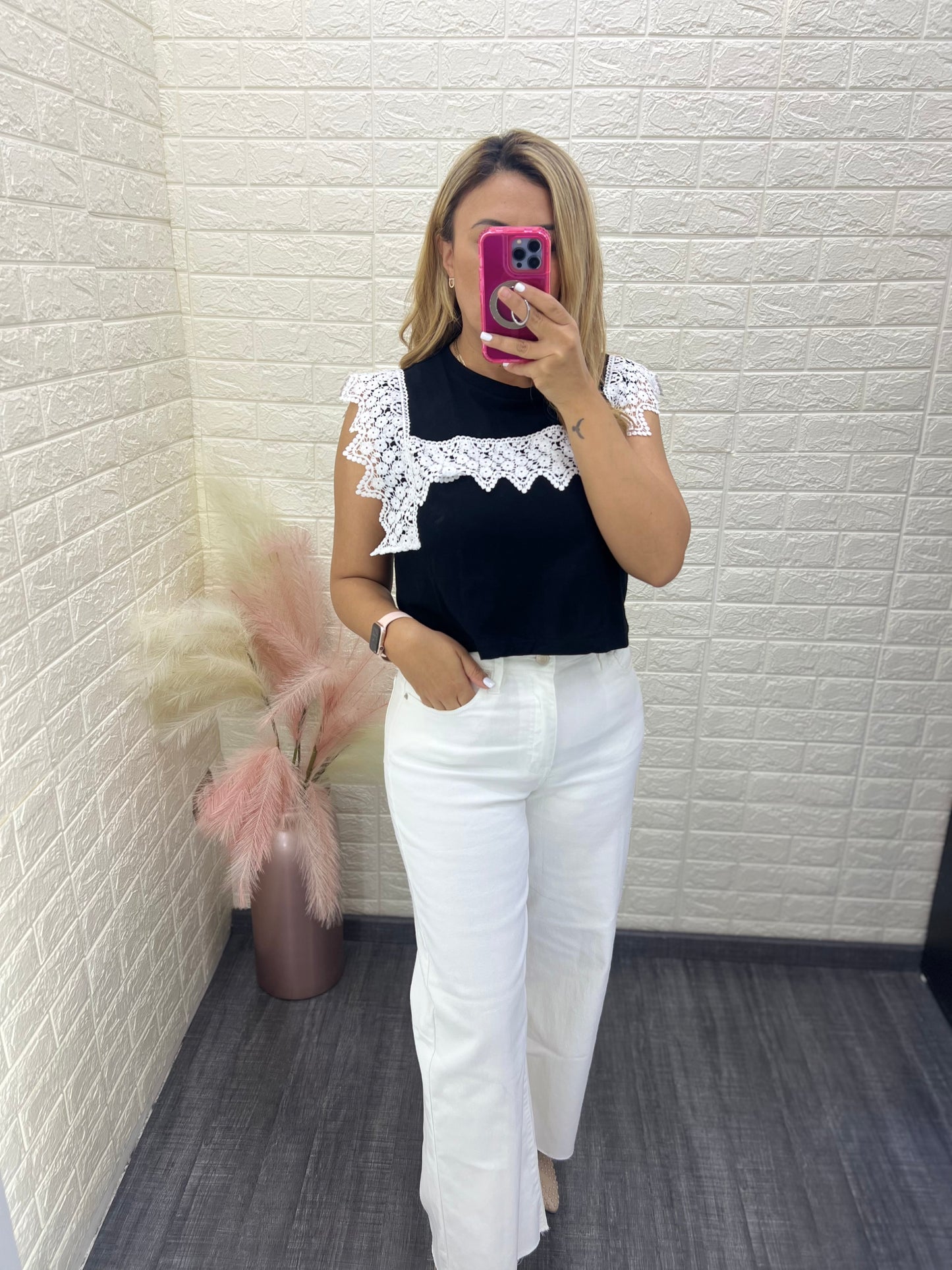 Blusa Negra de Resaque con Aplicaciones de Bordados en Color Blanco