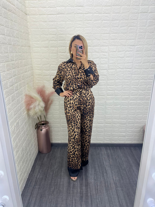 Conjunto Estampado Animal Print Pantalón y Blusa con Puño y Cuello en Negro