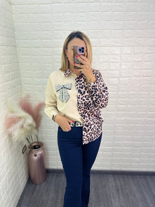 Blusa Beige de Botones Manga Larga con Estampado Animal Print con Moño de Brillos