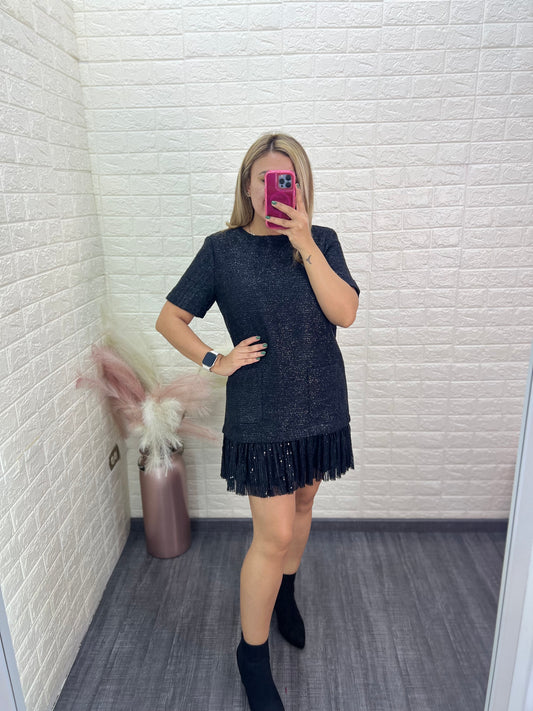 Vestido Negro de Manga Corta con Textura Brillosa con Barbas