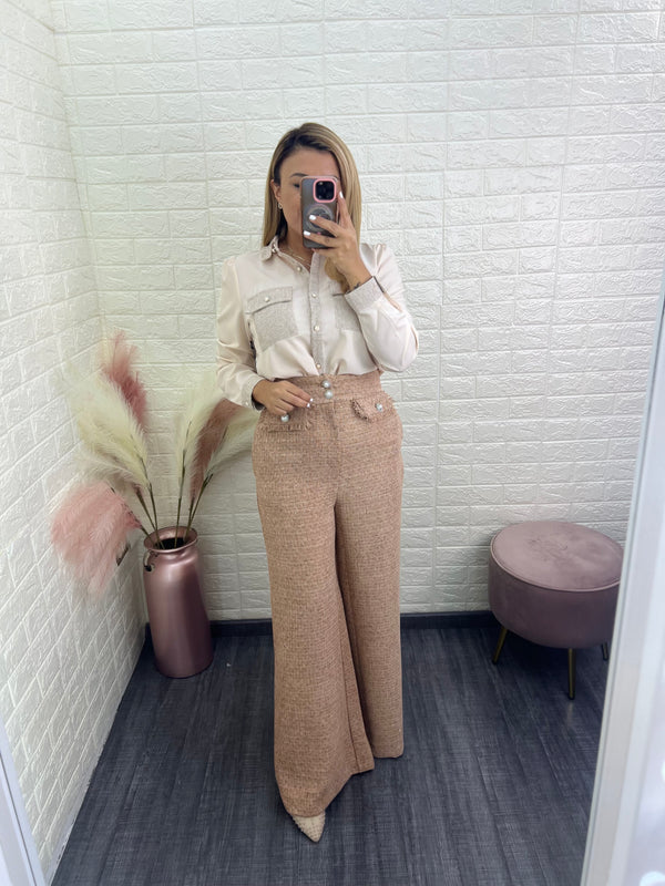 Pantalón Tejido Color Beige con Aplicación de Bolsas con Perla