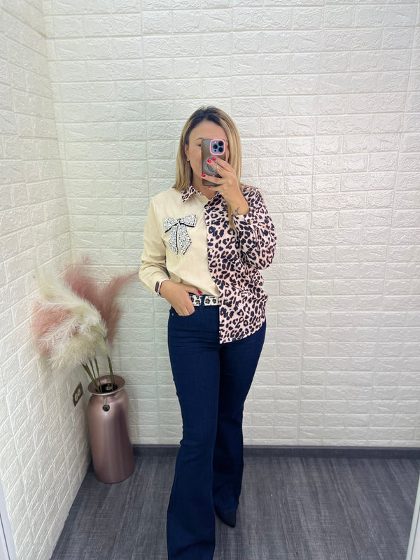 Blusa Beige de Botones Manga Larga con Estampado Animal Print con Moño de Brillos