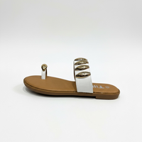 Chanclas de Piso Blancas con Correa y Broches Dorados