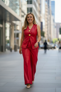 Conjunto de Pantalón y Chaleco Rojo de Vinipiel con Botones Dorados