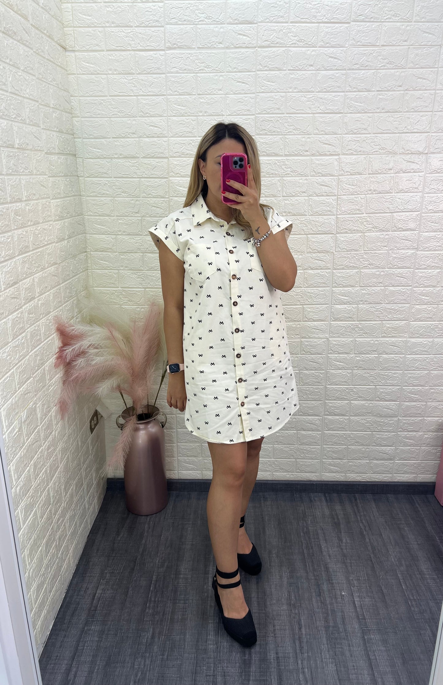 Vestido Beige de Botones con Estampado de Moños