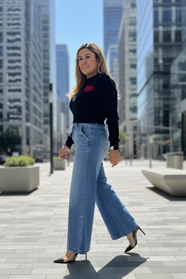 Suéter Negro con Estampado Corazon Rojo