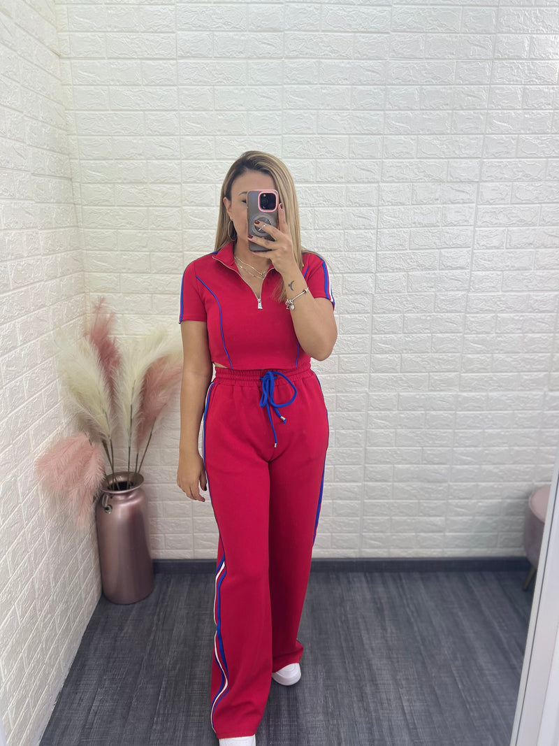 Conjunto de Blusa y Pants Rojo con Aplicaciones de Líneas en Azul y Blanco