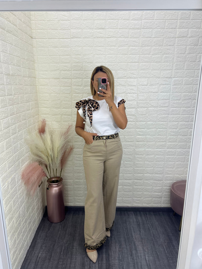 Pantalón Khaki de Mezclilla con Aplicaciones en Animal Print