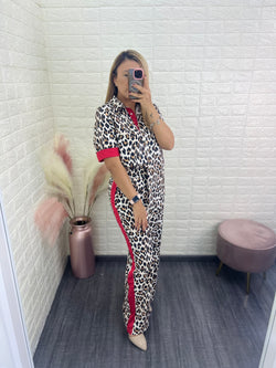 Conjunto de Blusa de Botones y Pantalón Estampados Animal Print con Rojo