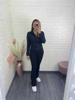 Conjunto Negro Deportivo de Chaquetín y Legging Acampanado