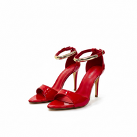 Zapatos de Tacón Rojos de Charol con Placa Dorada