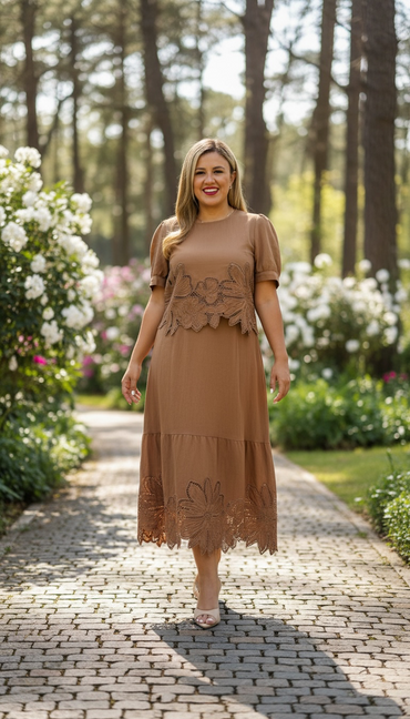 Conjunto Color Café de Blusa y Falda con Bordados Decorativos