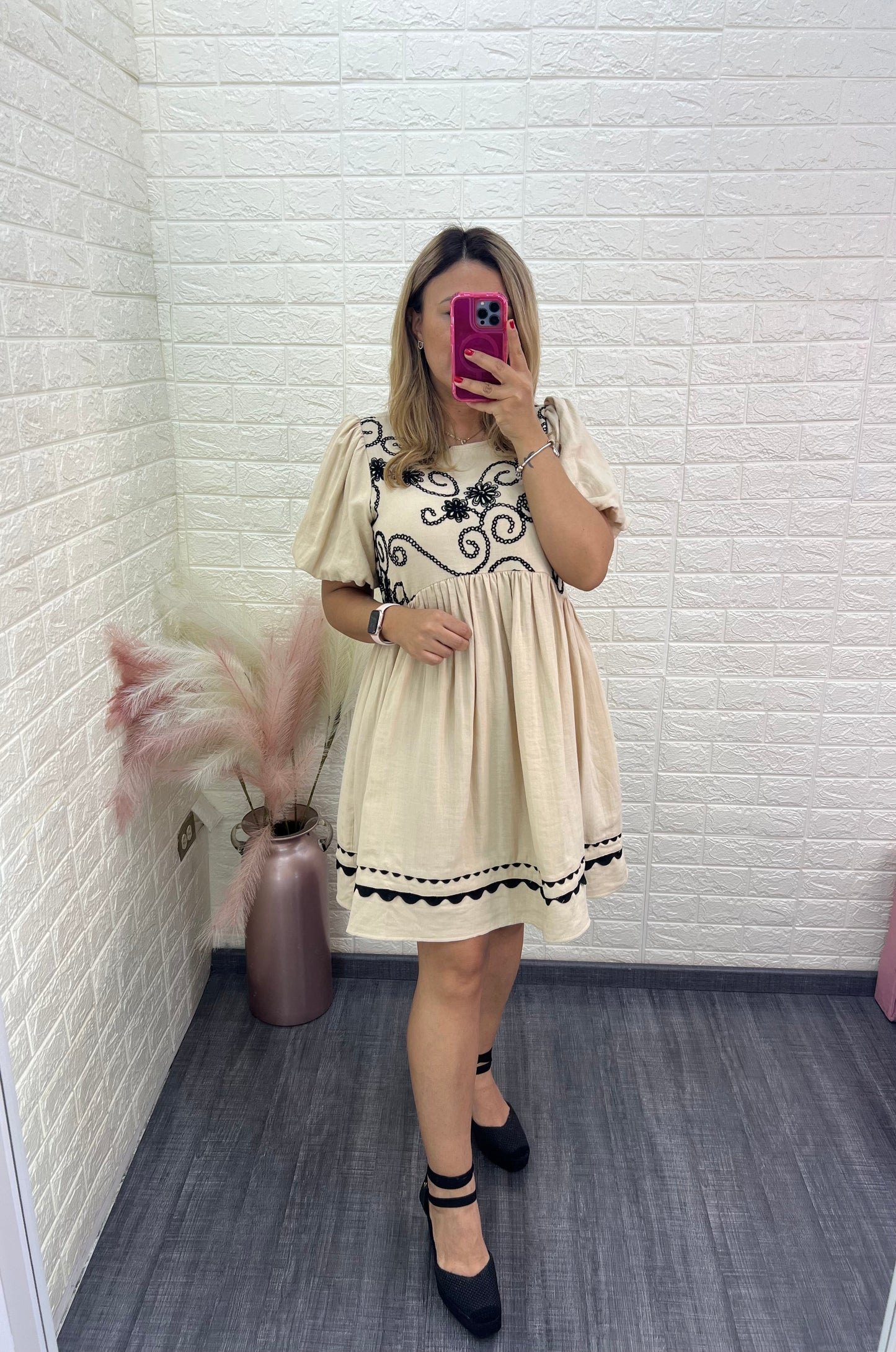 Vestido Beige con Bordados Negros