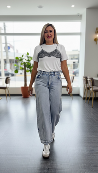 Blusa Blanca de Manga Corta con Aplicación de Encaje
