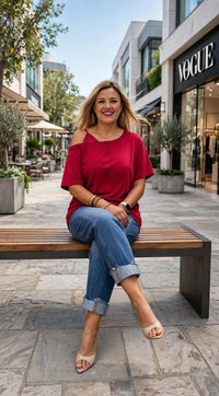 Blusa Guinda a Una Manga con Tirante y Aplicación Lencera