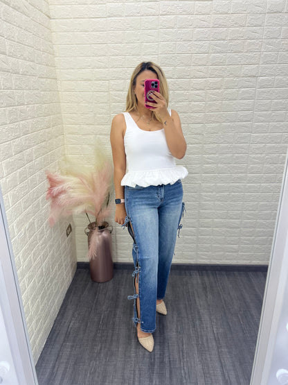 Blusa Blanca Lisa de Tirantes con Aplicaciones de Olanes con Perlas
