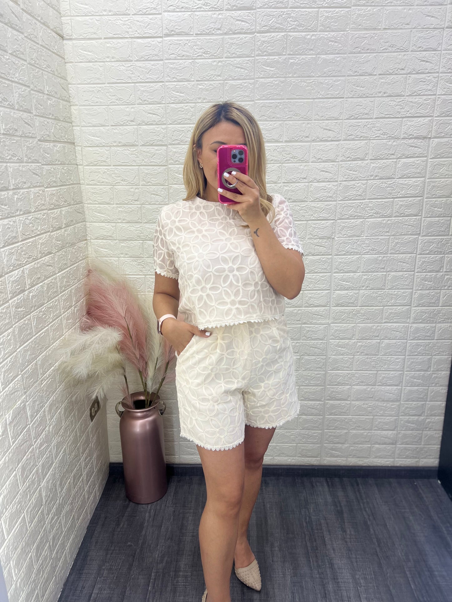 Conjunto Beige de Blusa y Short con Bordados
