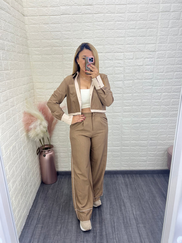 Conjunto Beige con Rayas de Blusa y Pantalón