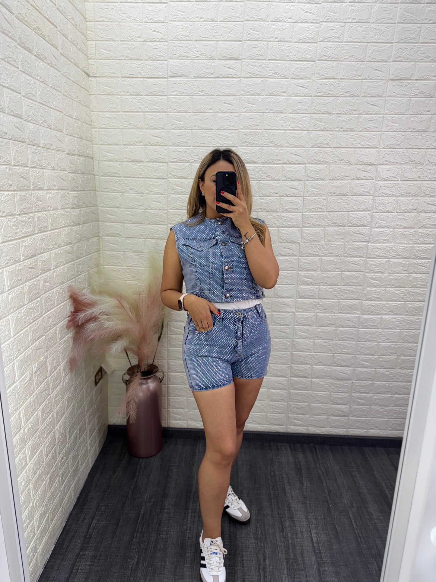 Conjunto de Mezclilla con Brillos de Chaleco y Short