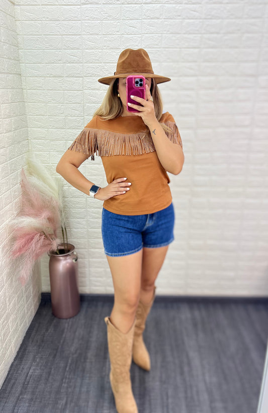 Blusa Color Camel Vaquera con Barbas en Línea con Destellos