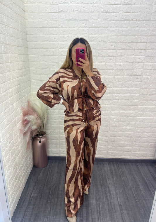 Conjunto Café Estampado con Beige