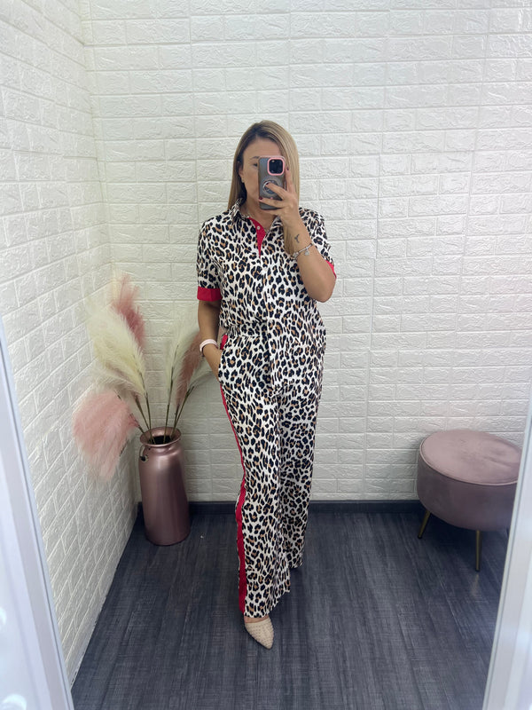 Conjunto de Blusa de Botones y Pantalón Estampados Animal Print con Rojo