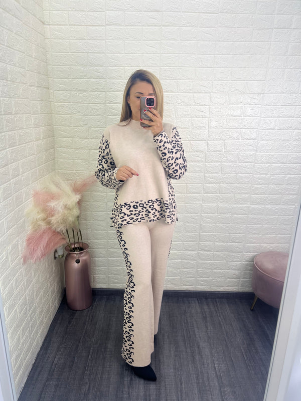 Conjunto Beige Blusa y Pans Tejido de Punto con Estampado Animal Print