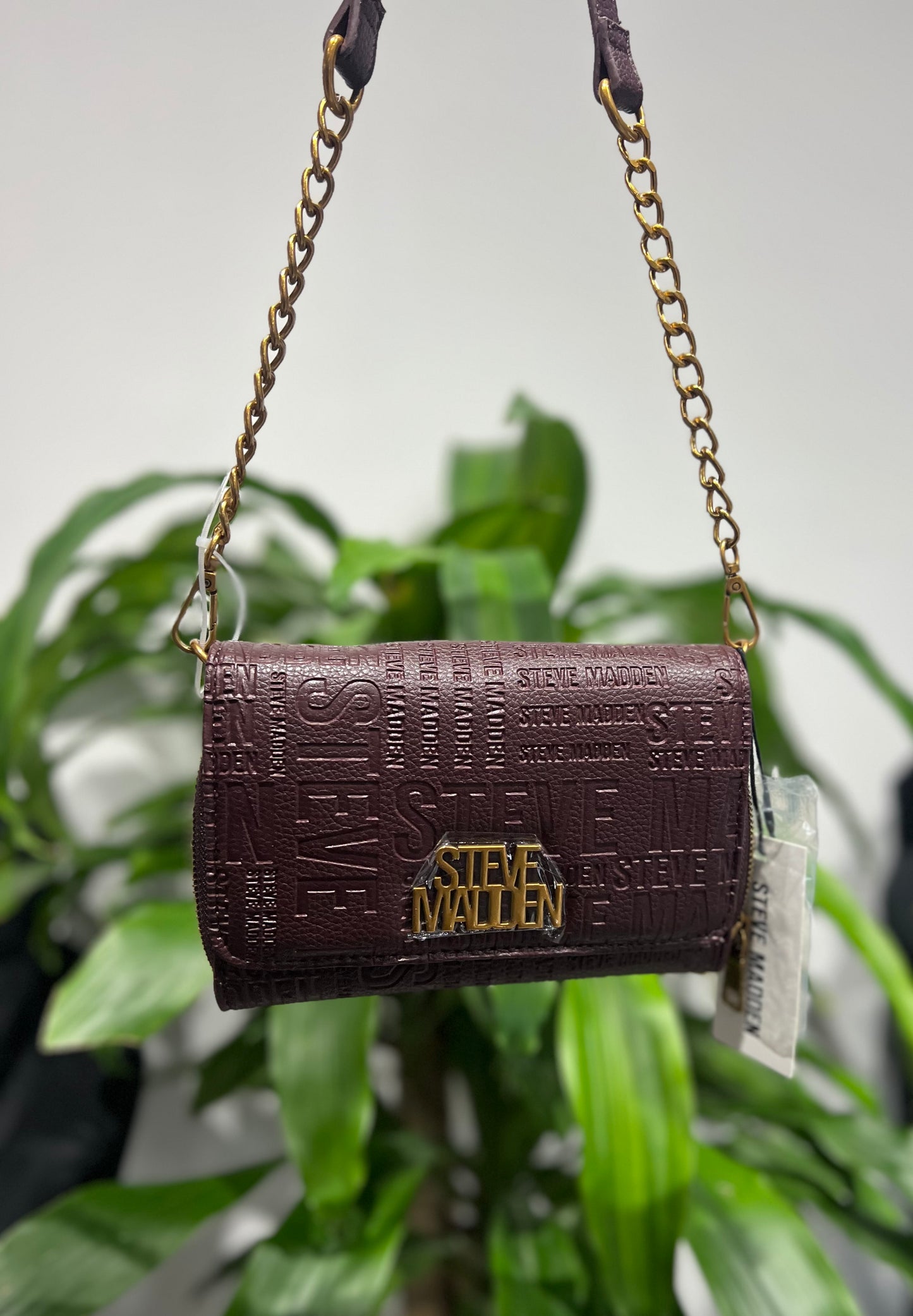 Bolso Steve Madden Guindo con Textura Grabada