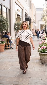 Blusa de Manga Corta Color Cream con Lunares Cafés y Aplicación Lencera