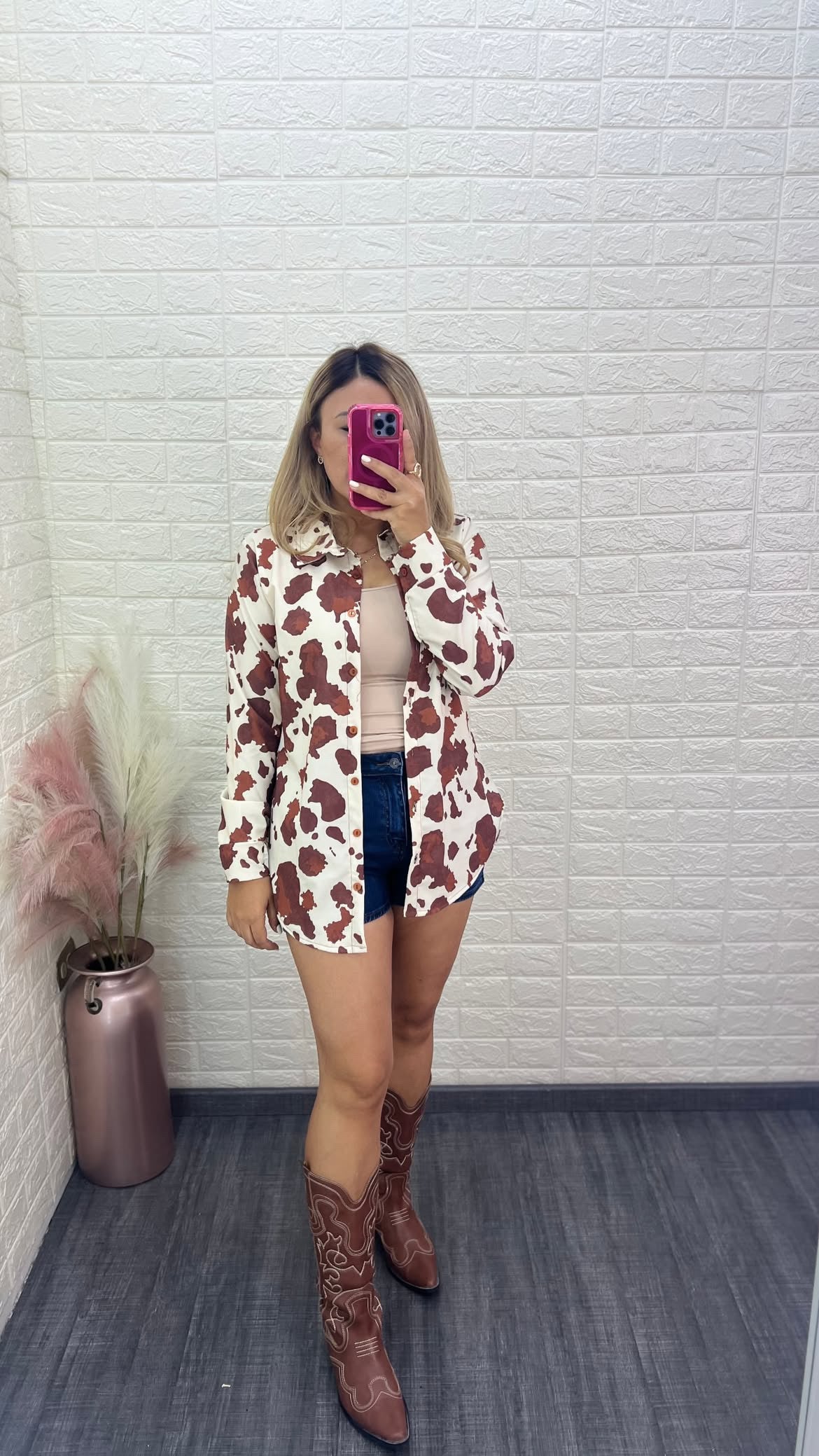 Blusa de Botones Blanca/Café Manga Larga Estampado Vaca