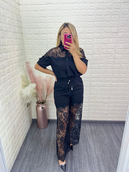 Conjunto de Blusa y Pantalón Negros con Encaje Bordado