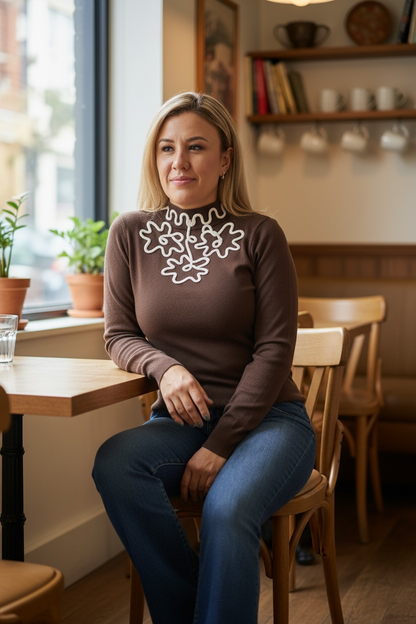 Suéter Café con Bordados de Olanes