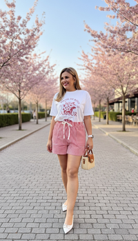 Playera Blanca Con Bordado Rojo y Estampado de Flor