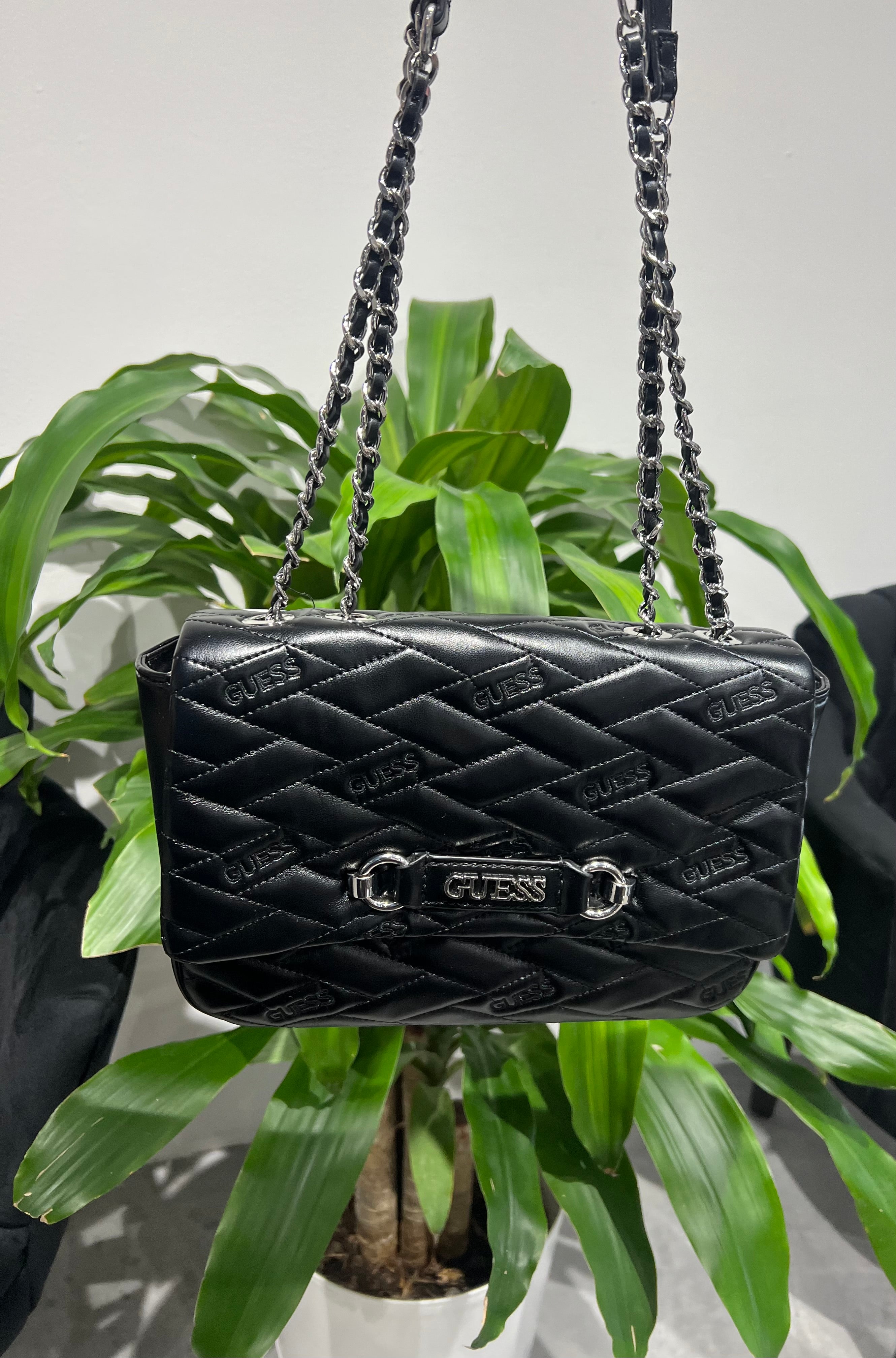 Bolso Negro Guess con Bordados