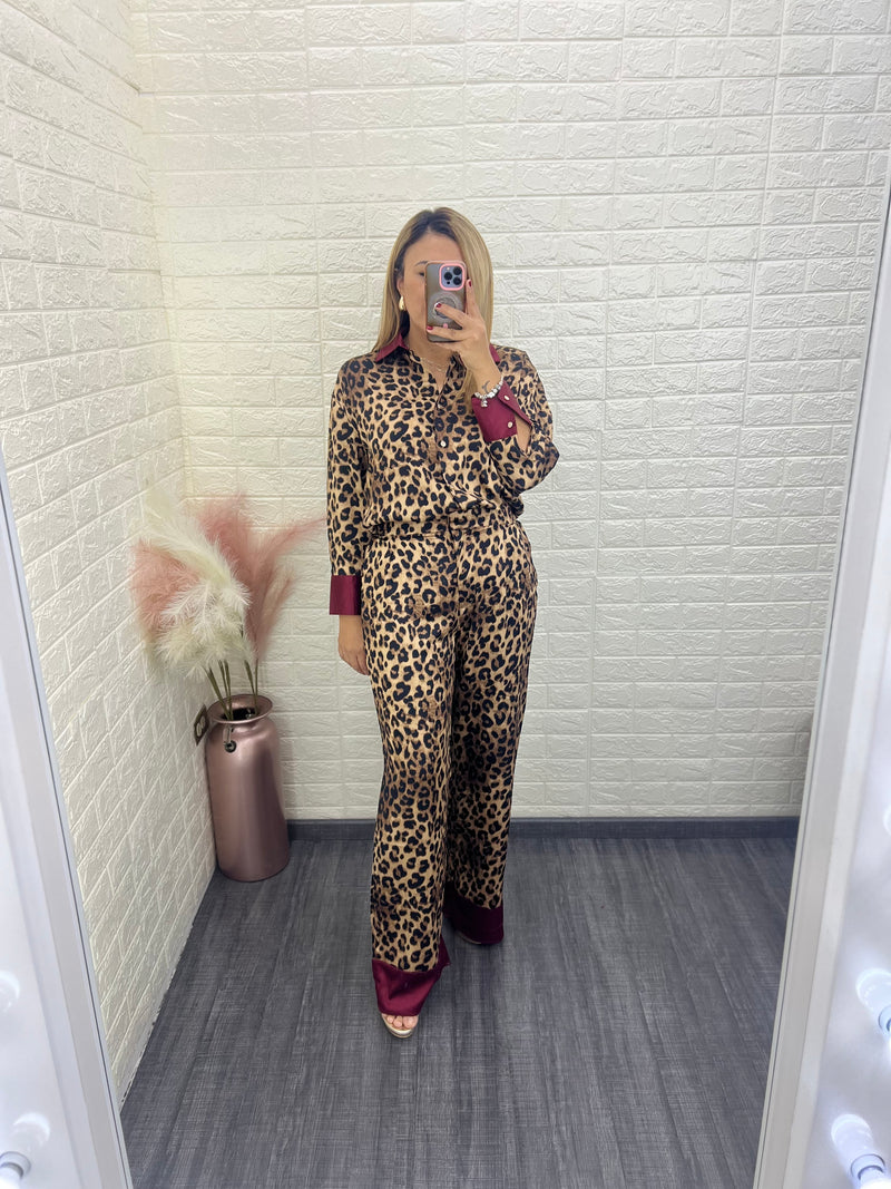 Conjunto Estampado Animal Print Pantalón y Blusa con Puño y Cuello en Guindo