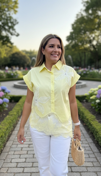 Blusa Amarilla  con Flor Bordada y Aplicaciones de Encaje