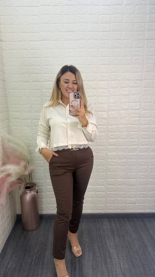 Blusa Color Beige de Manga Larga con Aplicaciones de Encaje