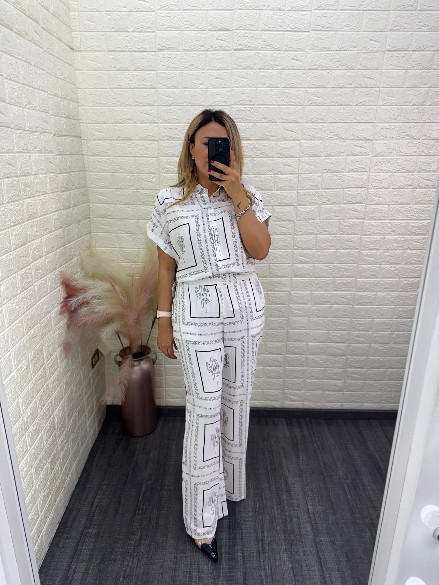 Conjunto Blanco Estampado de Blusa de Manga Corta y Pantalón