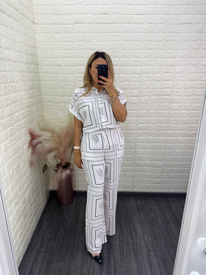 Conjunto Blanco Estampado de Blusa de Manga Corta y Pantalón