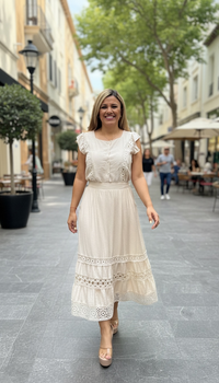 Conjunto Beige con Bordados de Blusa y Falda en Color Beige