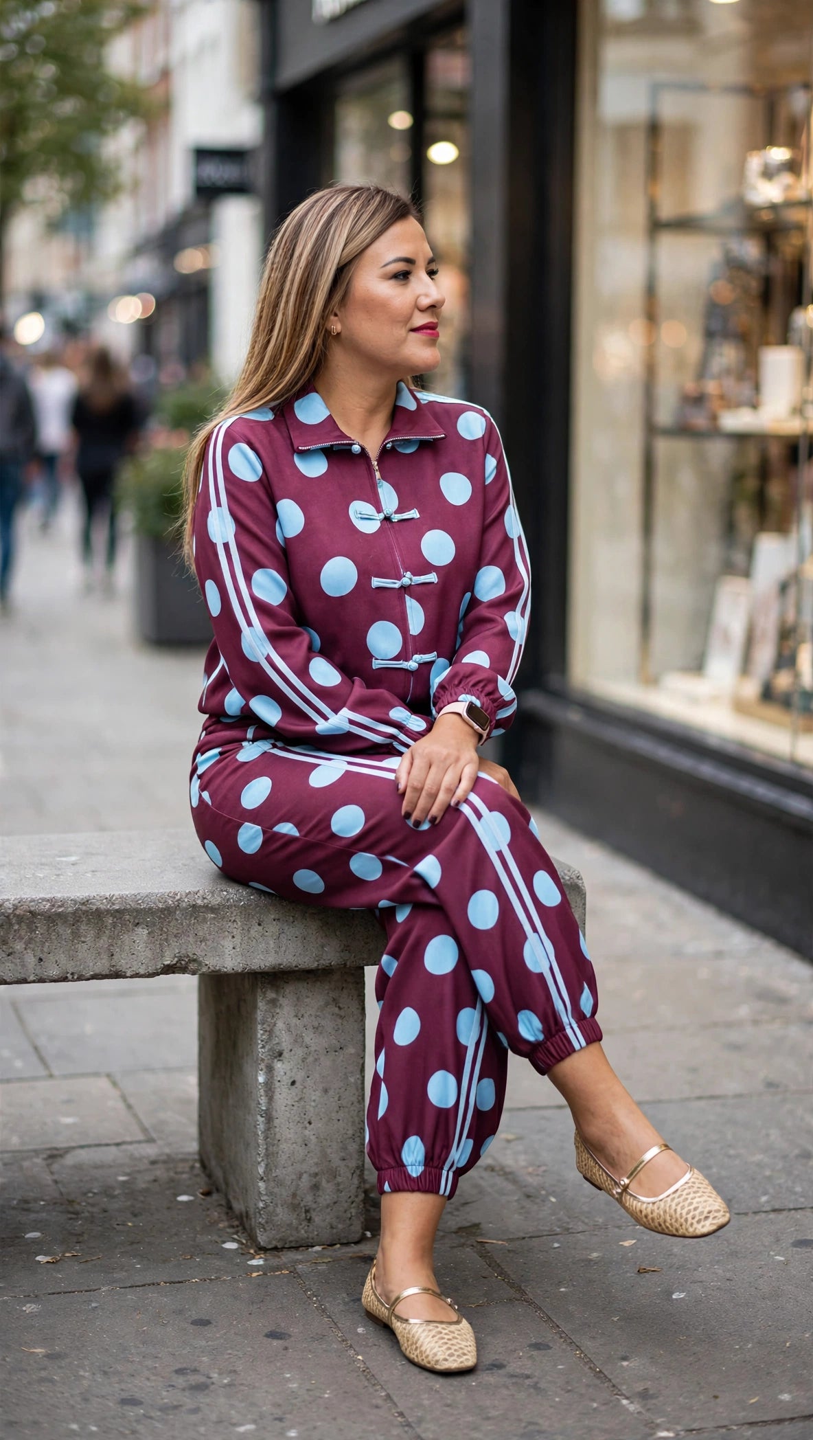 Conjunto Guindo de Chaquetín y Pants Estampado Polka Dots