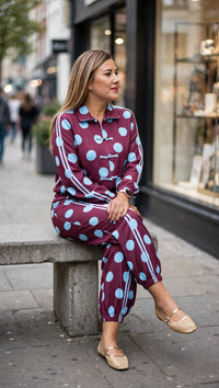Conjunto Guindo de Chaquetín y Pants Estampado Polka Dots