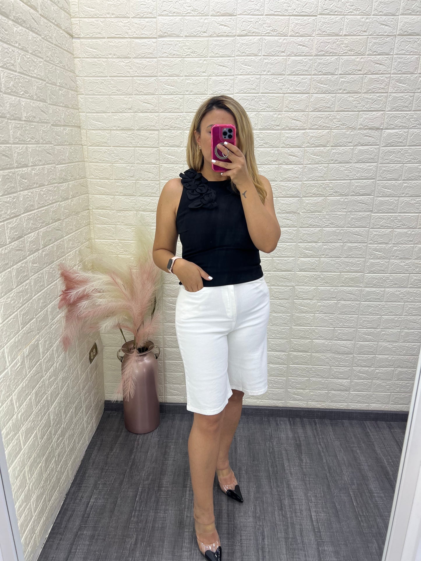 Blusa Casual Negra Sin Mangas con Aplicaciones de Flores
