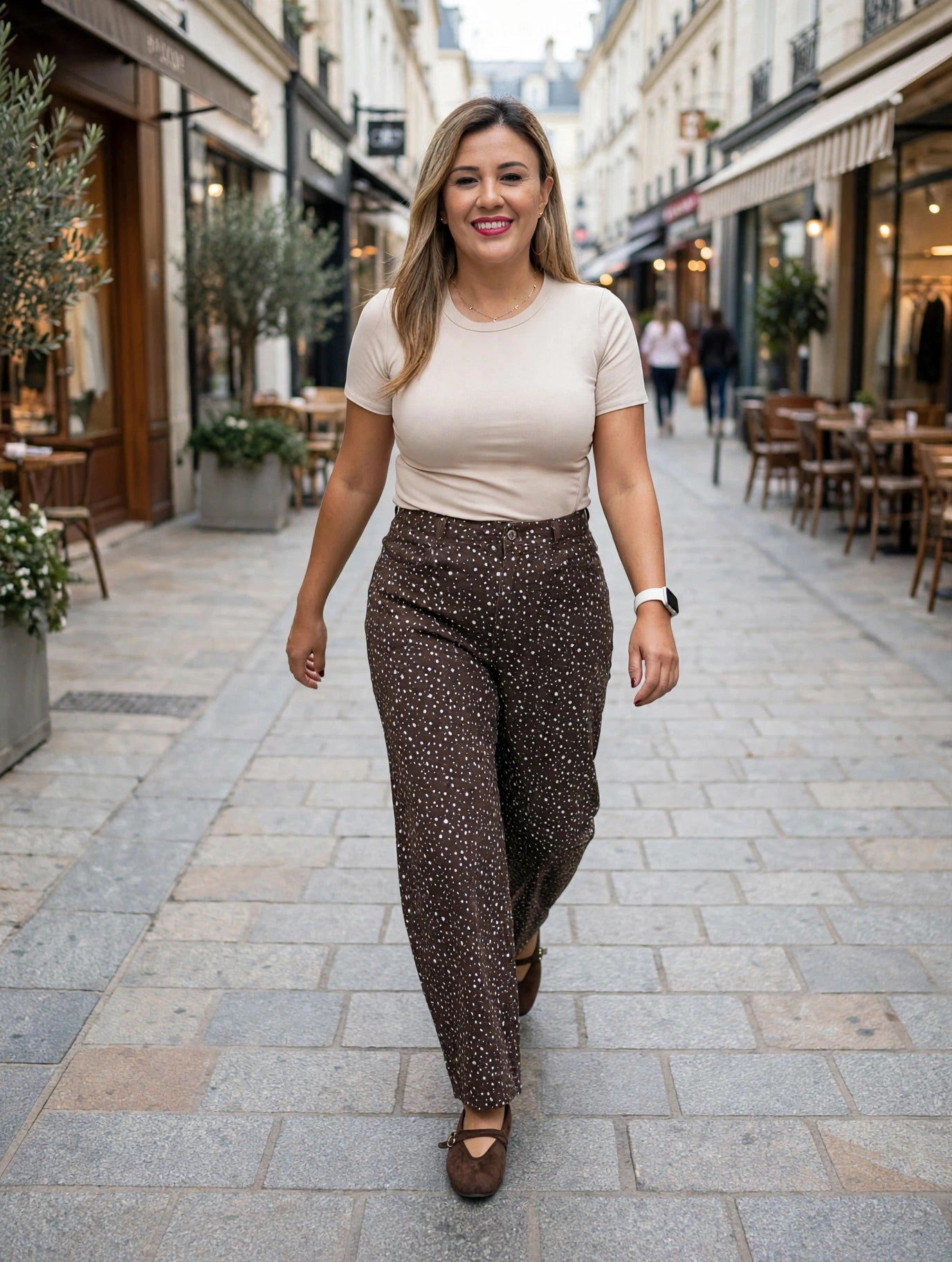 Jeans de Mezcliia Café Corte Barriel con Estampado de Manchas Beige