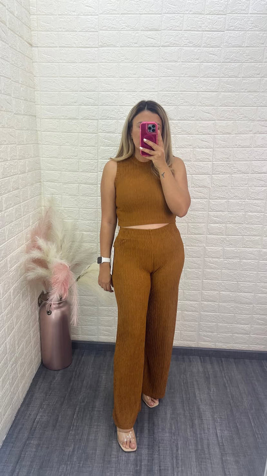 Conjunto Color Camel Blusa de Resaque y Pantalón